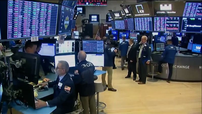 Do čeho letos investovat? Ekonomové předpověděli trendy a poradili sázky na jistotu