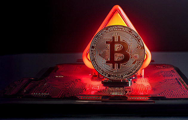 Muž naletěl podvodníkům s kryptoměnami, za dva měsíce jim poslal čtyři miliony