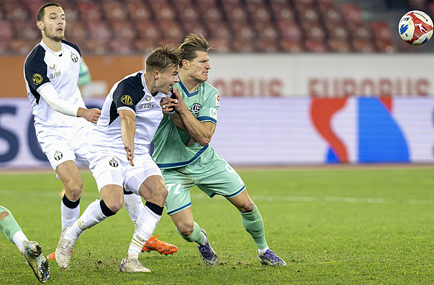 Buď zticha, zmetku! Útočník Lugana při zápasu s Plzní napadl a seřval spoluhráče