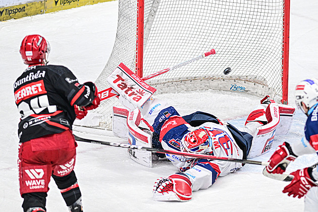 ONLINE: Hradec vede v derby s Dynamem, Litvínov dorovnal Brno, Třinec prohrává