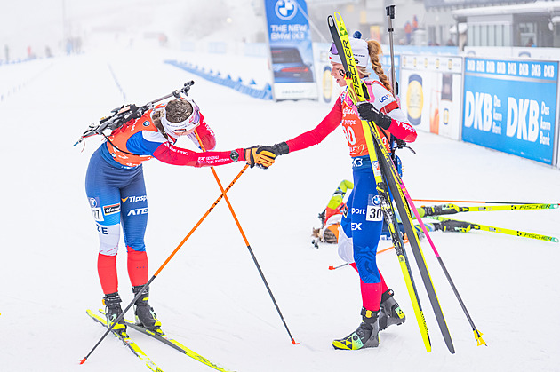 Biatlon ONLINE: Bídný den. Po Charvátové šla na trestný okruh ve štafetě i Davidová