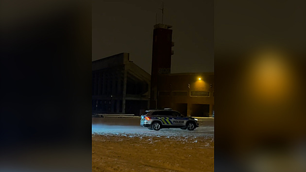 Na sítích se šíří video driftujících policistů. Jejich jednání bude řešit odbor