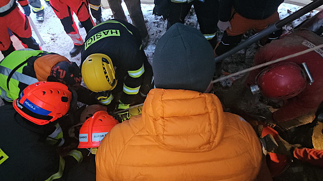 Mimořádný zásah má šťastný konec. Hasiči vytáhli zraněného muže z jeskyně