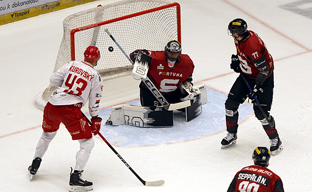 ONLINE: Pardubice vedou, Sparta rychle srovnává. Vary čeká derby s Litvínovem