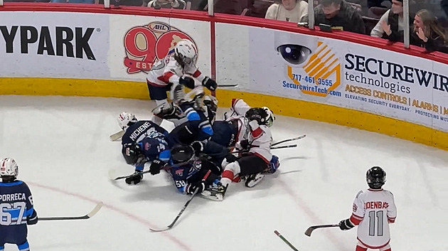 VIDEO: Zápas malých hokejistů skončil hromadnou rvačkou. Děti bily i spoluhráče