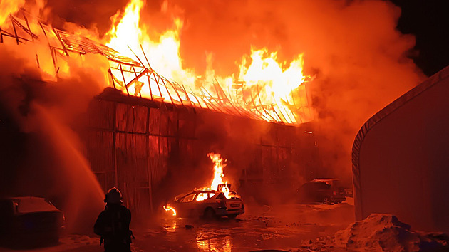 Škoda po požáru haly na jihu Čech je 19 milionů, torzo objektu čeká demolice