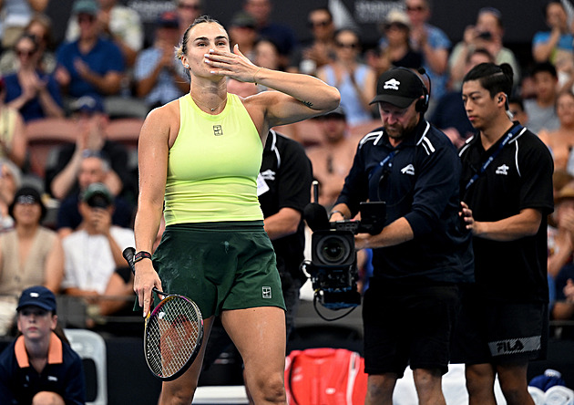 Sabalenková si žertovně řekla o svatbu. Už zase. Pobavila tribuny i partnera