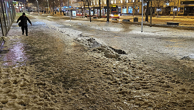 Česko pokryla silná ledovka, komplikuje dopravu