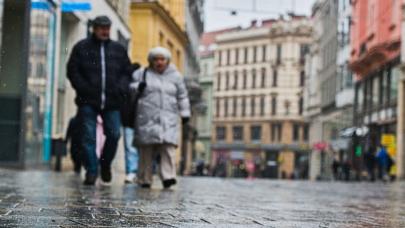 Česko pokryla ledovka: Vlaky stojí, kloužou silnice i chodníky. Čekejte uvíznutí, doporučují ČD