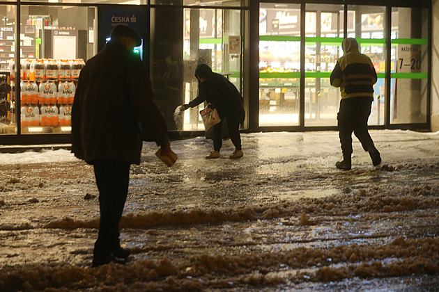 OBRAZEM: Ledovka sevřela Česko. Lidé padají, zdravotníci mají desítky výjezdů