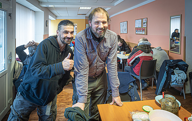Azylové domy jsou plně obsazené, řada bezdomovců spí v mrazu