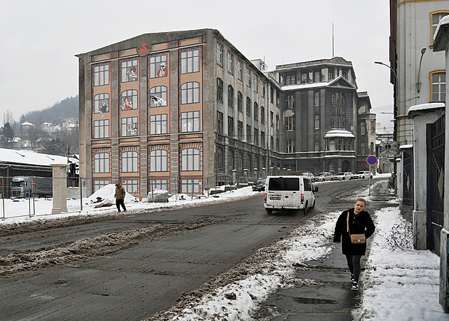 Schichtovu budovu zdobí obří malba. Zakrývá stopy po nedokončené demolici