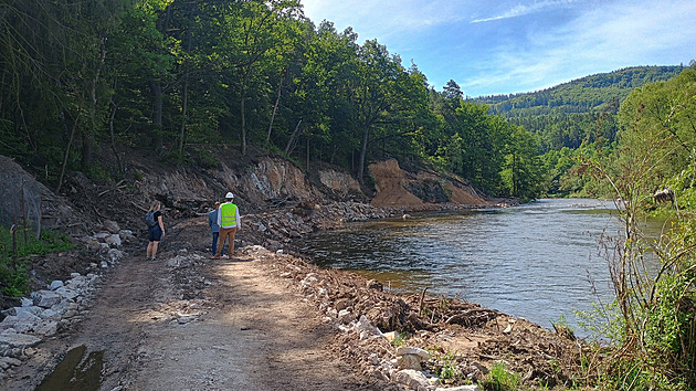 Cyklostezka je hotová, padají však na ni kameny. Nestabilní svah se musí sanovat