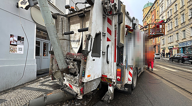 Popelářský vůz strhl na Žižkově tramvajovou trolej, linky jezdí odklonem