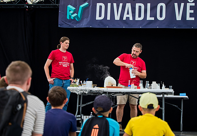 Děti si na chemii musejí sáhnout. Kuchyně je plná pokusů, říká popularizátor