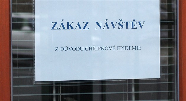 Nemocnice začínají omezovat návštěvy, prudce rostou počty respiračních infekcí