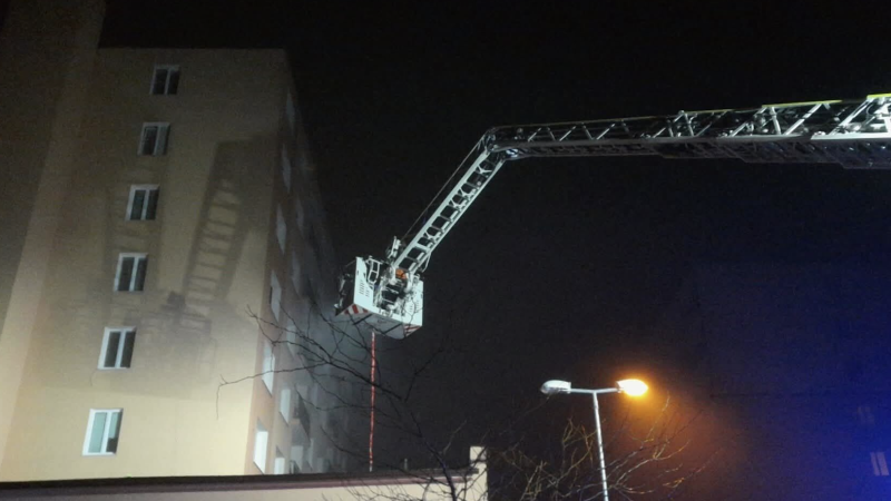 Drama v Třemošné: Z paneláku na střechu kotelny spadl člověk, hasiči vyslali záchrannou vanu