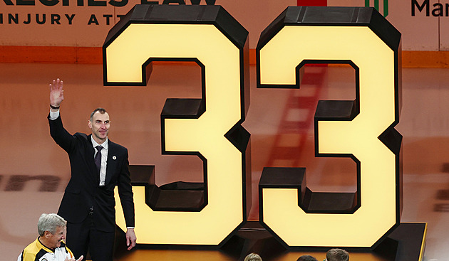 Pocta slovenskému obrovi, Boston vyřadil Chárovo číslo. Je to jeho éra, hlásil parťák