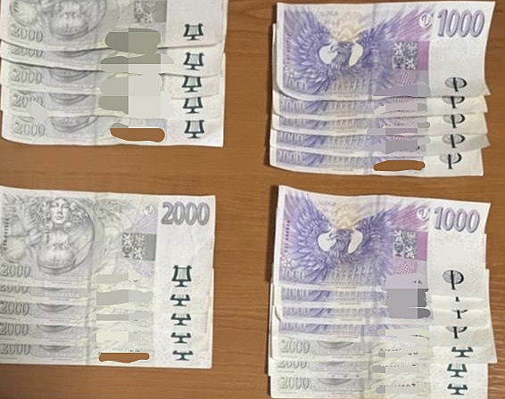 Žena šla v Chomutově na procházku, najednou se před ní povaloval balík peněz