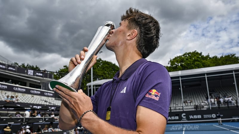 Menšík slaví tenisový triumf u protinožců. Skvělý začátek roku, radoval se s pohárem