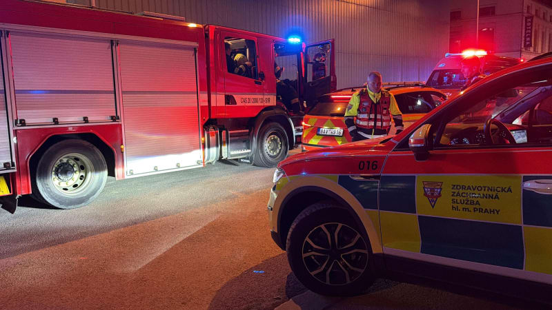 Požár v Brně: Na místě zasahují kvůli černému dýmu hasiči, v okolí stojí doprava