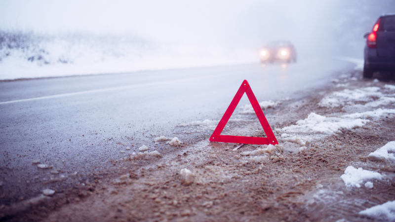 Vážná nehoda na Plzeňsku: Srážka cisterny s dodávkou si vyžádala zraněné. Provoz na D5 stojí