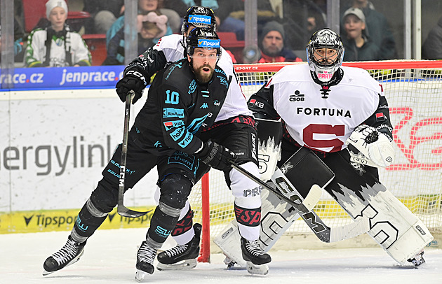 ONLINE: Sparta prohrává ve Varech, ve Vítkovicích zkolaboval jeden z fanoušků