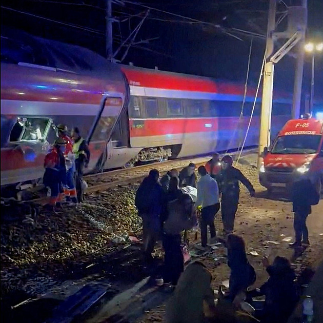 Při srážce vlaků na jihu Španělska zahynulo nejméně jednadvacet lidí