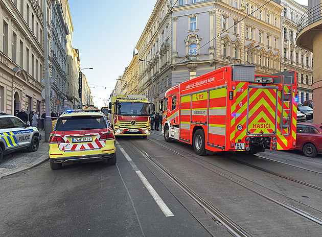 Po požáru ve sklepě domu na Žižkově oživují dva lidi, evakuovat museli i školku