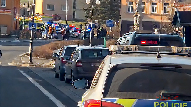 Dva mrtví a šest zraněných po střelbě na úřadě. Útočil narkoman, tvrdí místní