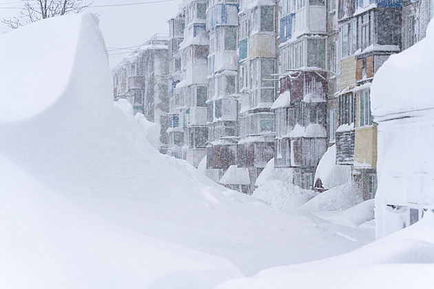Příliš i na Rusko? Kamčatku zavalily masy sněhu, videa se připisují AI