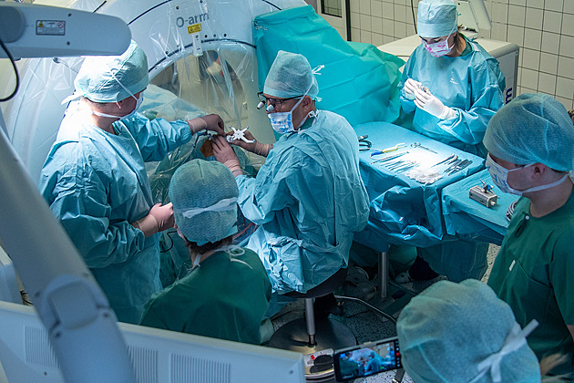 Muž žil roky v zajetí vtíravých myšlenek a rituálů, pomohla moderní stimulace mozku