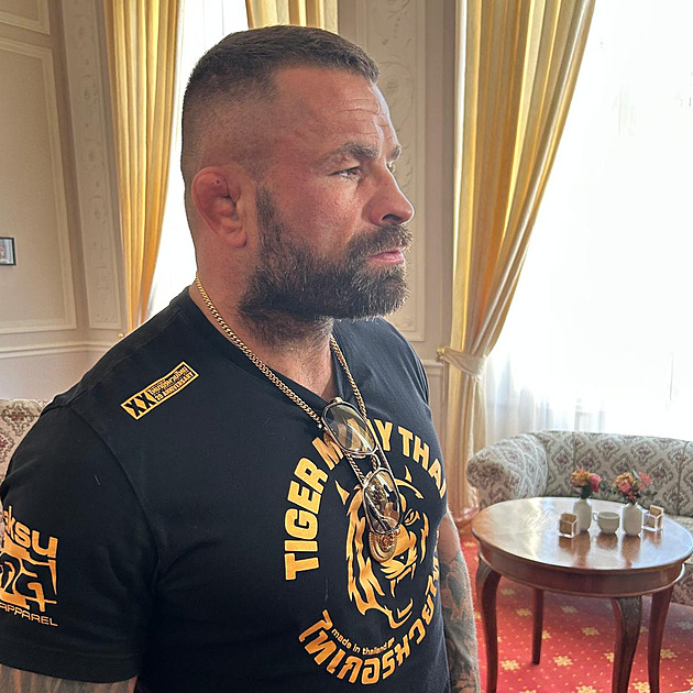 Vémolu pustili na kauci z vazby, čelí obvinění z organizovaného zločinu