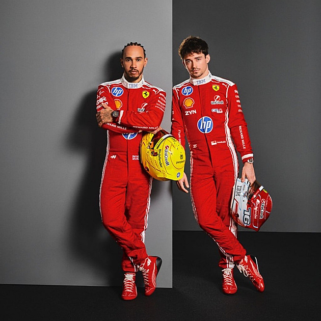 Ferrari odhalilo kombinézy pro rok 2026. Líbí se vám nový styl?