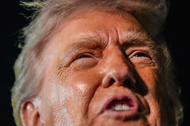 Nechápu, co děláš, napsal Macron Trumpovi. Ten pohrozil clem na víno