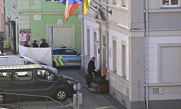 Ženu v Chřibské možná zasáhla policejní kulka při přestřelce s útočníkem