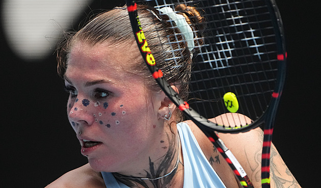 Dcera vojáka zaujala nejen květinami na obličeji. Dům naproti zasáhl dron, líčila