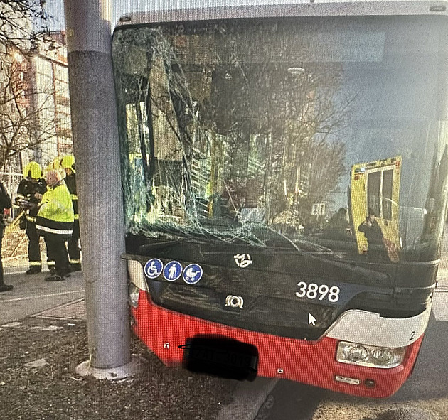 V pražských Letňanech havaroval autobus, řidič patrně zkolaboval. Na místě jsou zranění