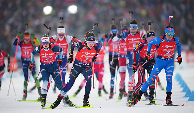 Biatlon ONLINE: Hornig na stojce musel dvakrát dobíjet. Česká štafeta stále šestá