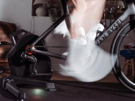 Virtuální kopce, reálná bolest: Fyzika a protokoly chytrého trenažéru