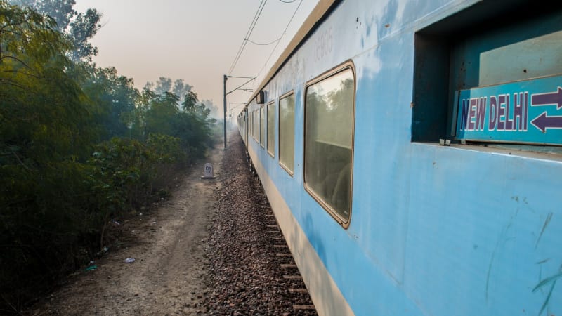Centimetry od rozdrcení. Muž v Bangladéši skočil pod vlak, aby zachránil syna, ukazuje video