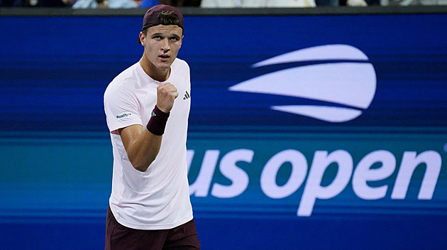 US Open ONLINE: Menšík bojuje o osmifinále, nad Američanem Tienem vede