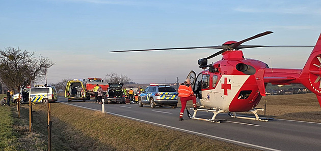 Opilý řidič dodávky na Benešovsku narazil do stromu. Zranil sebe a dalších pět lidí