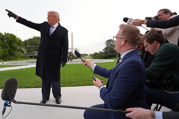 Trumpův zákaz médiím padl. Ale do Bílého domu je dostala až hrozba dalším soudem