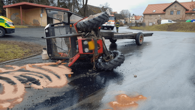 Nehoda v Přerově: Na akci se převrátil traktor s vlečkou. Zranilo se 11 lidí včetně dětí
