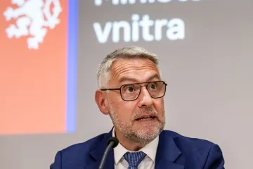 Platy policistů a hasičů vzrostou o 2600 až 2900 korun, zopakoval Metnar