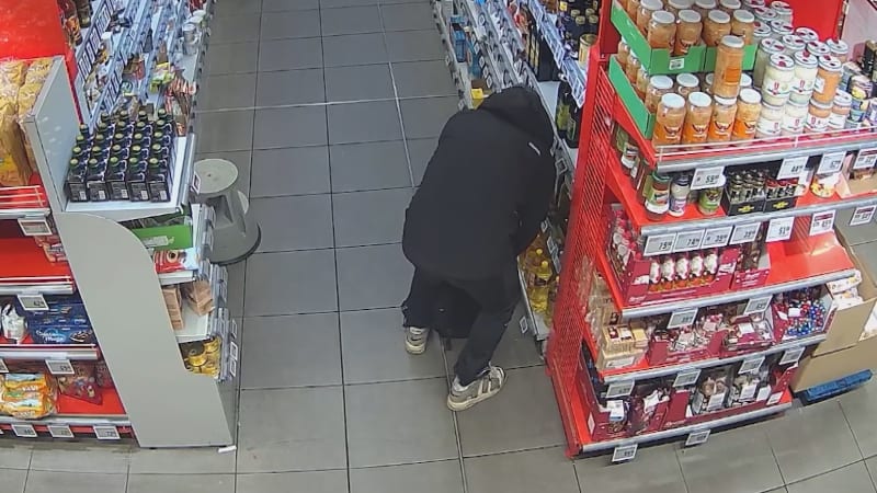 Mám tě pobodat? Zloděj vyhrožoval ochrance v pražském supermarketu. Natočila ho kamera