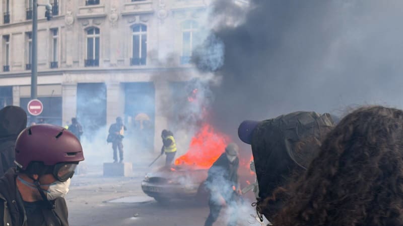 Výtržník na demonstraci v Paříži zaútočil na hasiče. Ostatní ho tvrdě skopali, ukazuje video