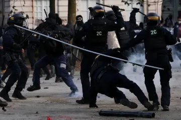 Macron slíbil tvrdě zakročit proti násilí v ulicích